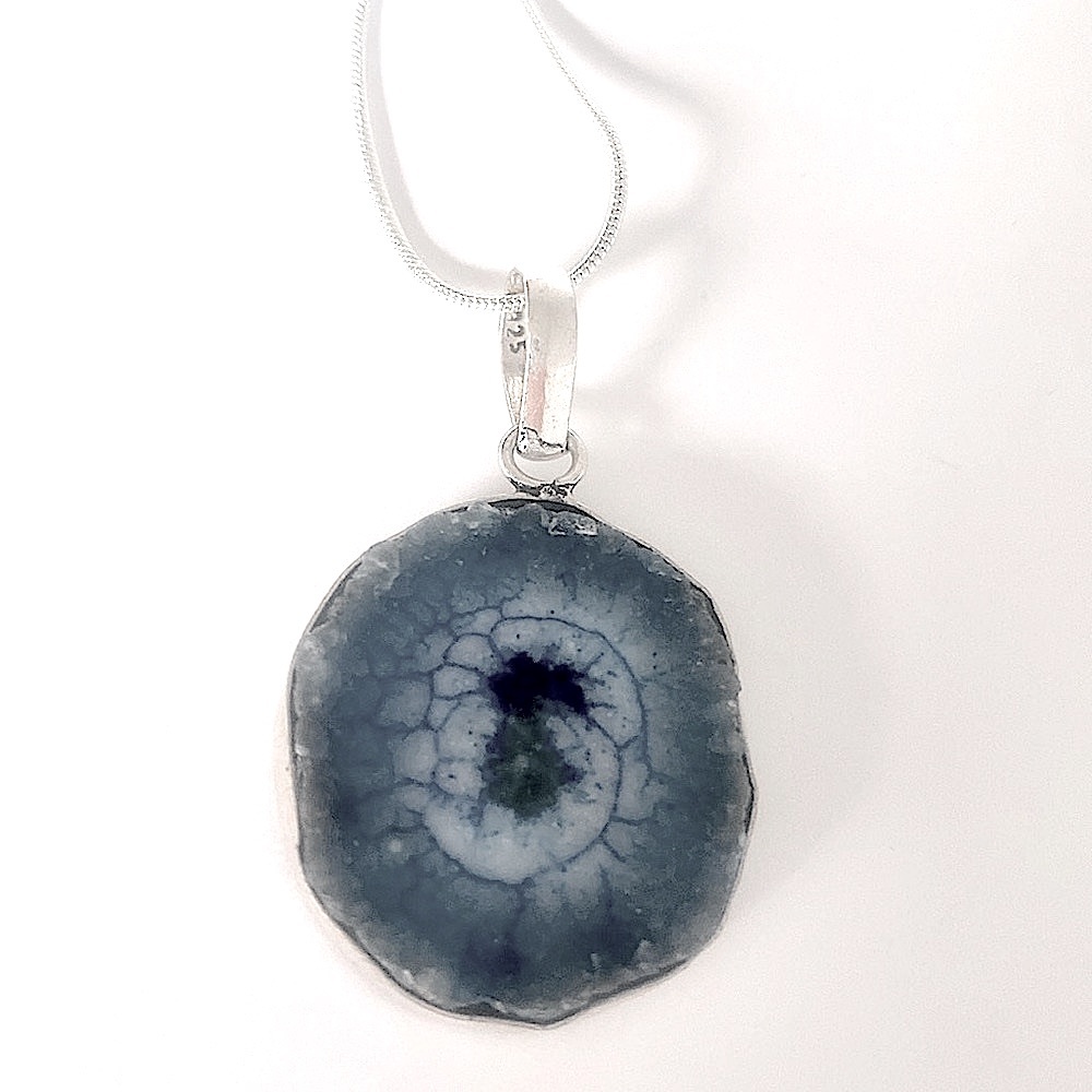 1 inch blue Solar Quartz pendant on a 20 inch 925 marked chain - Picture 4 of 4